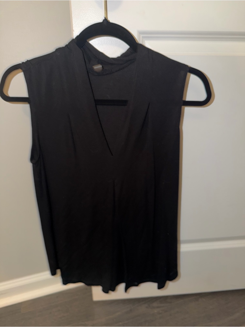 Cable & Gauge Black Sleeveless V-Neck Tank